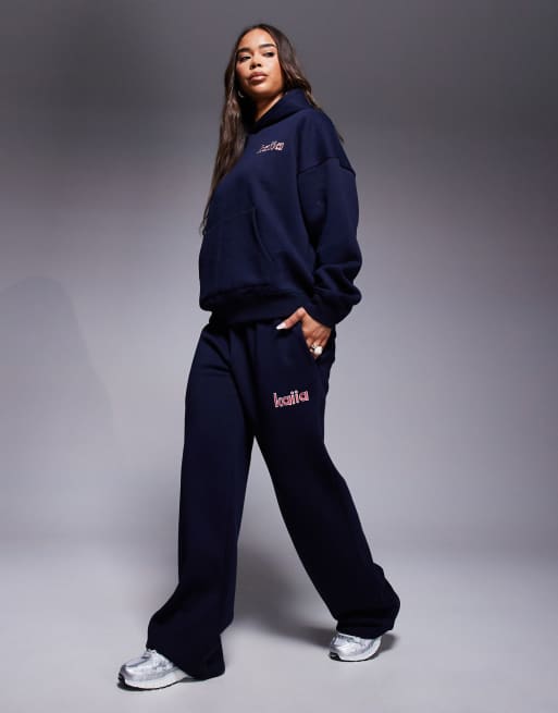 Kaiia - Joggingbroek met wijde pijpen en geborduurd logo in marineblauw en rood