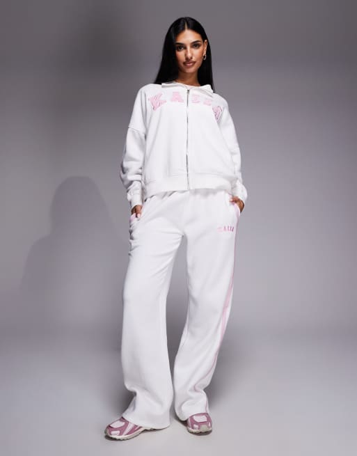 Kaiia - Co-ord set met sweatshirt met geborduurd logo, opstaande boord en rits, shorts en joggingbroek in wit en roze, 3 van 4