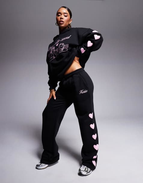 Kaiia - Joggingbroek met wijde pijpen en logo in zwart met roze hartjesprint, deel van co-ord set - view 1