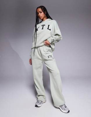 Kaiia - Jogginghose aus Baumwollmix in Salbeigrün mit „KTL"-Logostickerei und weitem Bein, Kombiteil