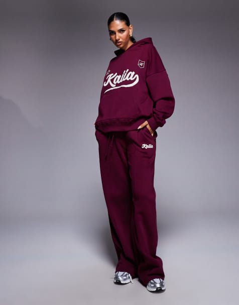 Kaiia – Jogginghose mit hohem Baumwollanteil in Burgunderrot und Creme mit Schriftzuglogo im Schaumprint und weitem Bein, Kombiteil - view 1