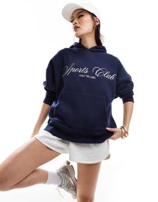 Kaiia - Kapuzenpullover in Marineblau mit „Sports Club"- Logo-Weiß