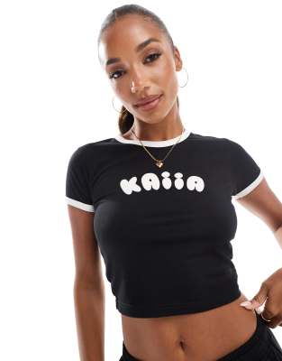 Kaiia - Knappes T-Shirt in Schwarz mit Bubble-Logo und farblich abgesetztem Besatz, Kombiteil