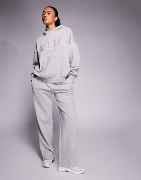 Kaiia – Knappes T-Shirt mit Logo, Longline-Sweatshorts, bestickter Oversize-Kapuzenpullover und langärmliges, vorne geknöpftes Oberteil - view 1