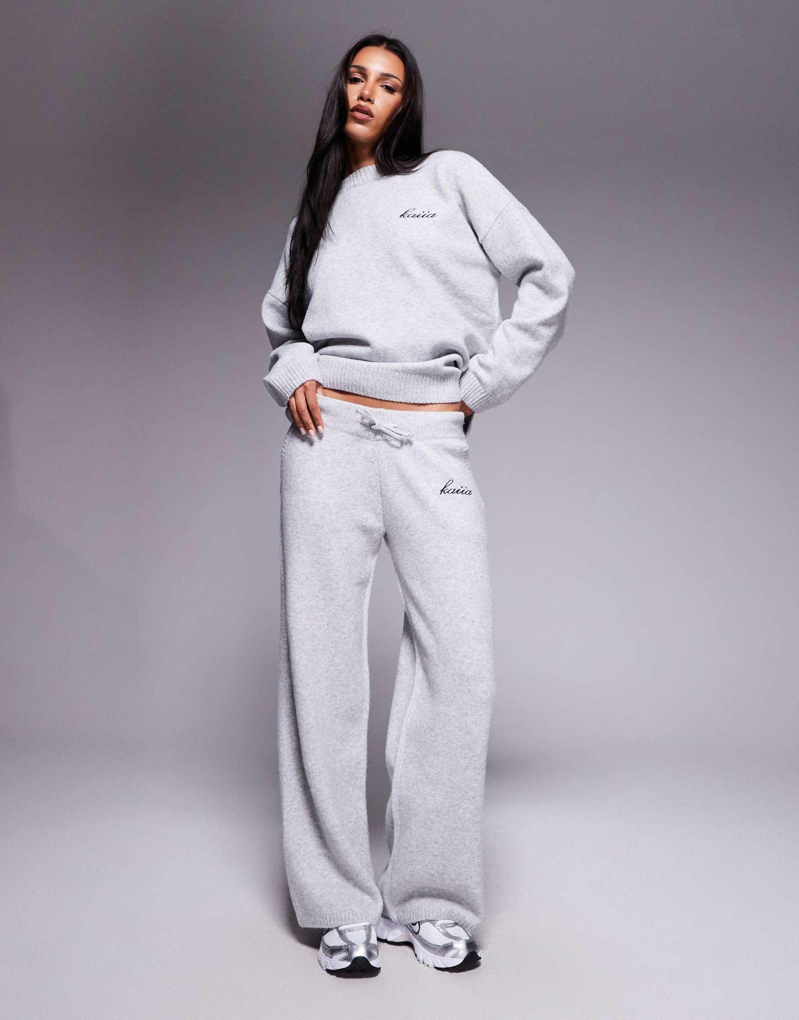 Трикотажные широкие брюки с вышитым логотипом Kaiia светло-серого цвета - часть комплекта