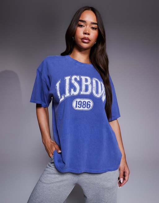 Kaiia – Koboltblå t-shirt i oversize och bomull med tvättat Lisbon-tryck, exklusivt hos ASOS