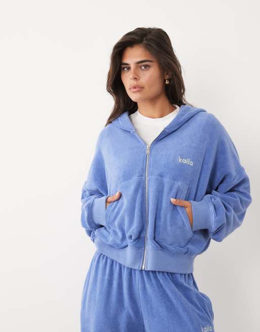 Kaiia - Kornblomstblåt sæt med oversized hættetrøje med lynlås og joggingbukser med broderet logo og vide ben i frotté, 3 af 3