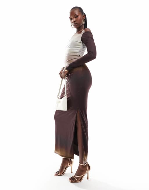Kaiia - Langærmet stram offshoulder-maxikjole med bodycon-pasform i brun ombré