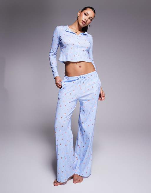 Kaiia - Lyseblå pyjamasbukser i pointelle-strik med brede ben og småblomstret print - Del af sæt - Kun hos ASOS