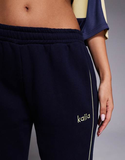 Kaiia – Marinblå och röda mjukisbyxor med vida ben och broderad logga, del av set, 5 av 5