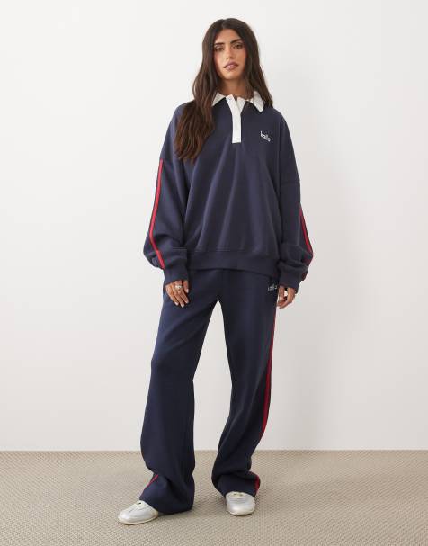 Kaiia - Marineblåt og rødt sæt med rugby-sweatshirt med krave, sidestriber og broderet logodetalje og joggingbukser i bomuldsrigt stof - view 1