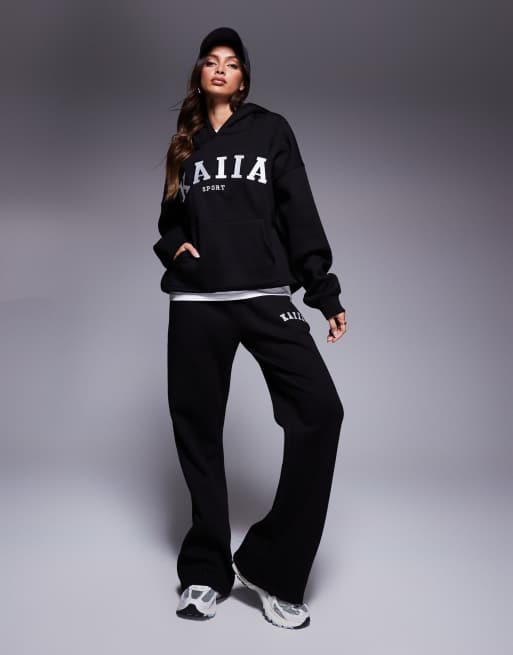 Kaiia - Mix og match - Sort sæt med shorts og joggingbukser med vide ben samt joggingbukser med tætsiddende benkant og oversized hættetrøje