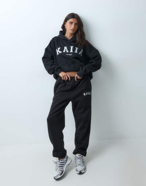 Kaiia - Mix og match - Sort sæt med shorts og joggingbukser med vide ben samt joggingbukser med tætsiddende benkant og oversized hættetrøje - view 1