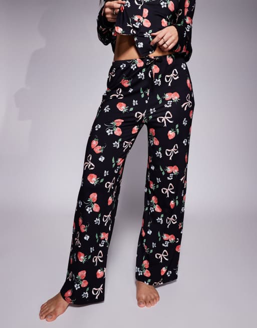 Kaiia - Mix og match - Sorte pyjamasbukser med jordbær- og sløjfeprint - Del af sæt - Kun hos ASOS, 3 af 4