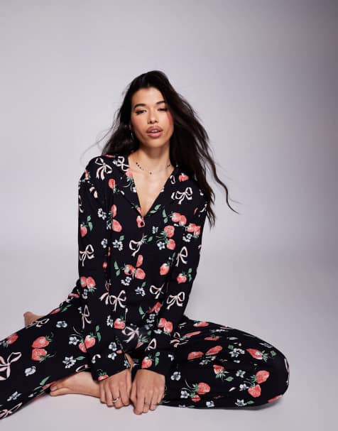 Kaiia – Mixa och matcha – Mörk, kort pyjamastopp med rosett- och jordgubbstryck och knappar, del av set, exklusivt hos ASOS - view 1