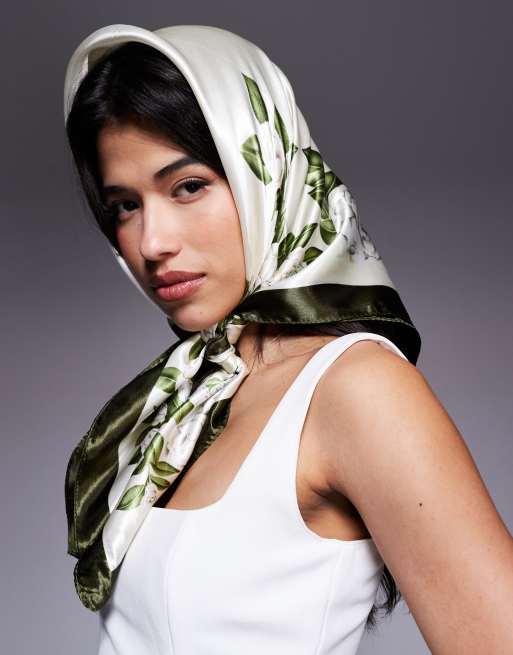 Kaiia – Olivgrön och gräddvit, blommig huvudscarf i satin
