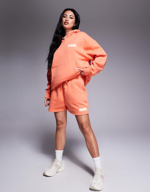Kaiia - Orange joggingshorts med hævet gult logoprint - Del af sæt