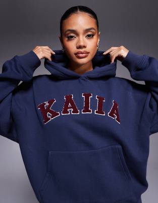 Kaiia - Oversize-Kapuzenpullover aus Teddyfleece mit hohem Baumwollanteil in Marineblau mit Logo in Rot, Kombiteil-Bunt
