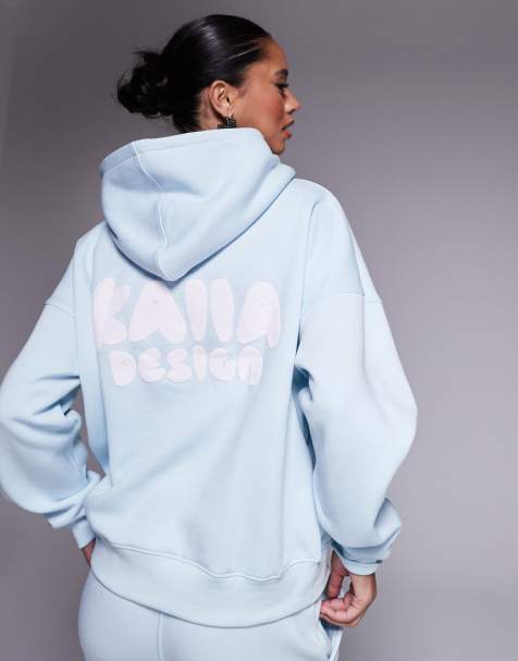 Kaiia – Oversize-Kapuzenpullover in Hellblau mit plastischem „Design“-Logo, Kombiteil - view 1