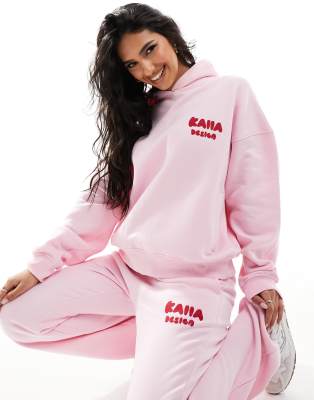 Kaiia - Oversize-Kapuzenpullover in Rosa und Rot mit plastischem „Design"-Logo, Kombiteil