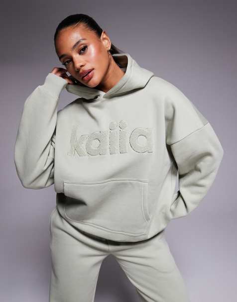 Kaiia – Oversize-Kapuzenpullover in Salbeigrün mit hohem Baumwollanteil und Teddyfell-Logo, Kombiteil - view 1