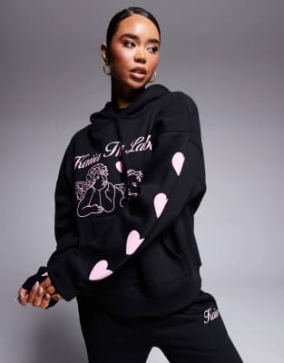 Kaiia - Oversize-Kapuzenpullover in Schwarz mit Engel-Logo und gepufften Herzverzierungen an den Ärmeln in Rosa, Kombite...