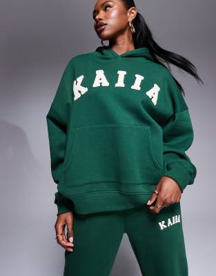 Kaiia - Oversize-Kapuzenpullover in Tannengrün mit aufgesticktem Fell-Logo, Kombiteil