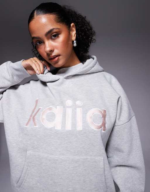 Kaiia – Oversize-Kapuzenpullover mit hohem Baumwollanteil in Hellgrau mit Logo-Stickerei in Rosa, Kombiteil  , 2 von 4
