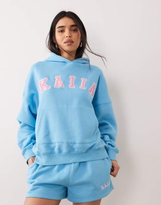 Kaiia – Set mit hohem Baumwollanteil in Pool-Blau und Rosa mit Logo-Stickerei, bestehend aus Oversize-Kapuzenpullover und Shorts, 2 von 3