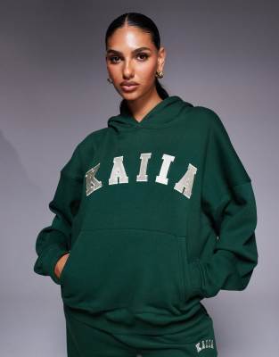 Kaiia - Oversize-Kapuzenpullover mit hohem Baumwollanteil in Tannengrün mit Logo-Stickerei, Kombiteil-Bunt