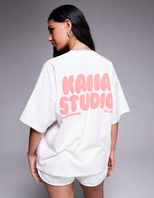 Kaiia - Oversize-T-Shirt aus Baumwollmix in Weiß mit Schaumdruck-Logo in Rot, Kombiteil