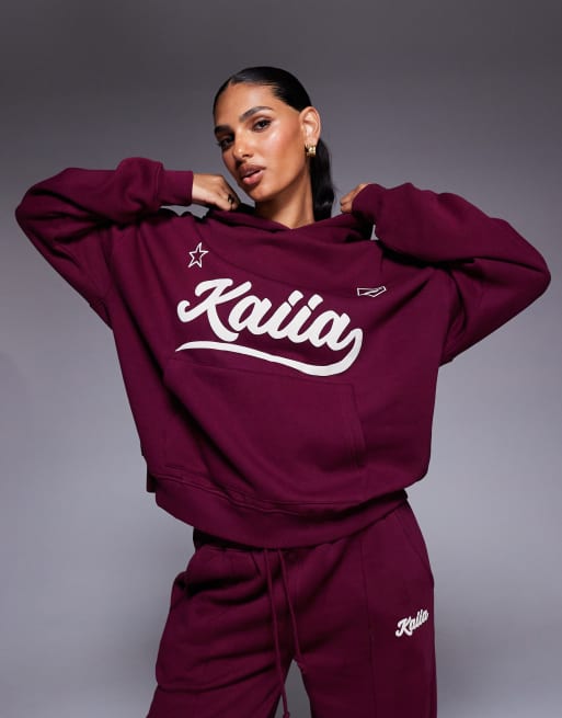 Kaiia - Co-ord set met joggingbroek met wijde pijpen en geborduurd logo en oversized hoodie in bordeauxrood en crème, 2 van 3