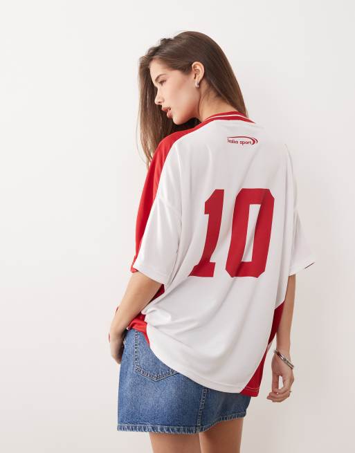 Kaiia - Oversized hvid fodboldtrøje med rød v-hals og kontrastdetaljer - Kun hos ASOS, 3 af 4