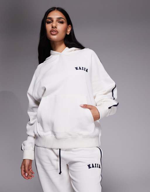 Kaiia - Oversized katoenrijke hoodie met geborduurd logo en zijstreep en joggingbroek in crème en marineblauw, 3 van 3