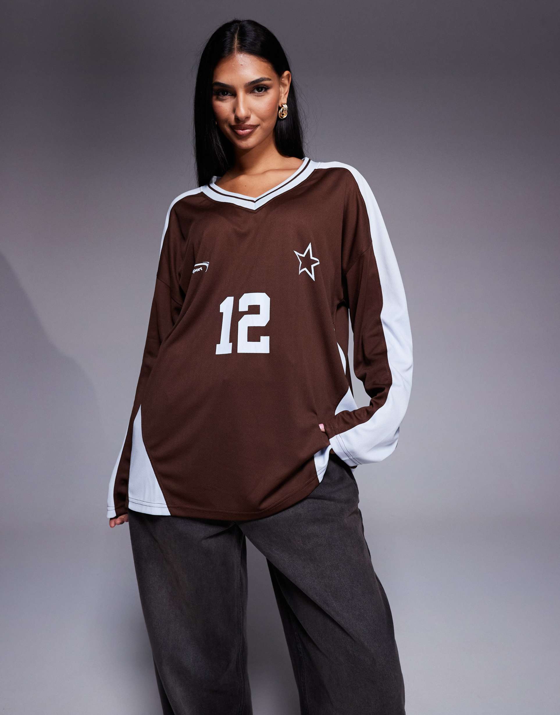 kaiia oversized long sleeve football jersey in brown and blue