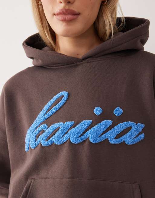 Kaiia - Oversized og bomuldsrig chokoladebrun hættetrøje med blåt logo i teddy-stof, 3 af 4