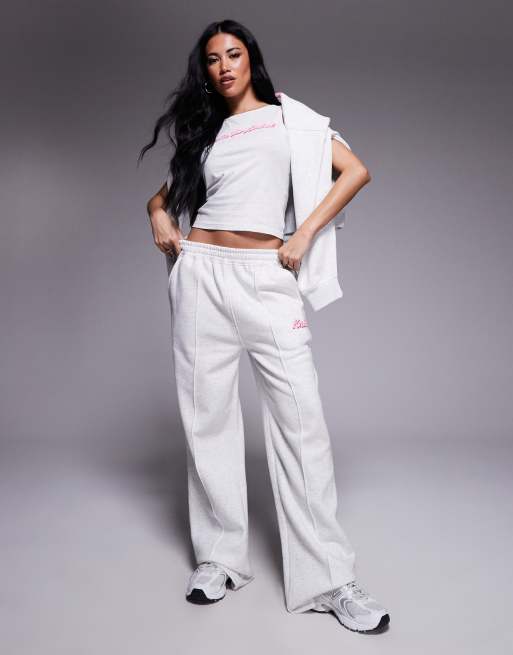 Kaiia - Pantalon de jogging ample d'ensemble à logo imprimé en relief et coutures apparentes - Gris clair chiné et rose