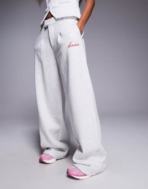 Kaiia - Pantalon de jogging ample d'ensemble en coton majoritaire à pinces et broderie - Gris chiné  , 2 de 5