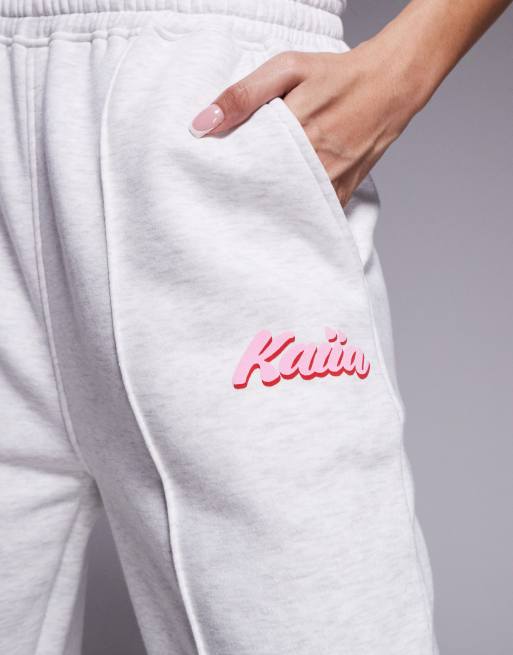 Kaiia - Pantalon de jogging ample d'ensemble en coton mélangé à logo imprimé en relief et coutures apparentes - Gris clair chiné et rose  , 3 de 5