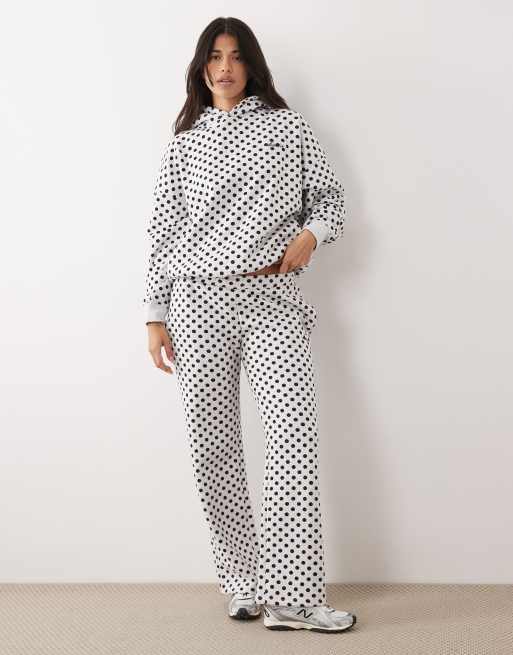 Kaiia - Ensemble à pois en coton majoritaire avec pantalon de jogging ample et sweat à capuche oversize à logo brodé - Gris et noir, 2 de 3