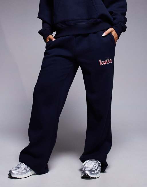Kaiia - Pantalon de jogging d'ensemble ample en coton majoritaire à broderie logo - Marine et rouge  , 2 de 5
