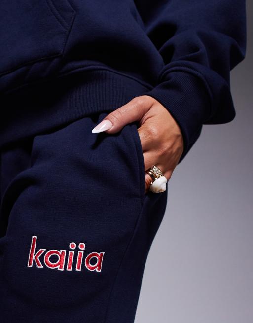 Kaiia - Pantalon de jogging d'ensemble ample en coton majoritaire à broderie logo - Marine et rouge  , 5 de 5