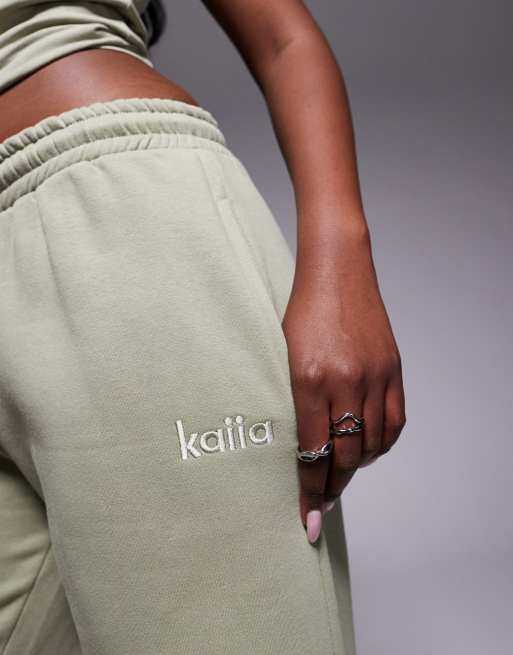 Kaiia - Pantalon de jogging d'ensemble ample en coton majoritaire avec broderie logo - Olive  , 3 de 5