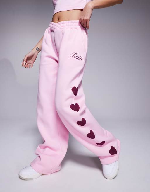 Kaiia - Pantalon de jogging d'ensemble ample en coton mélangé à taille asymétrique et détails cœurs - Rose et bordeaux  , 2 de 5