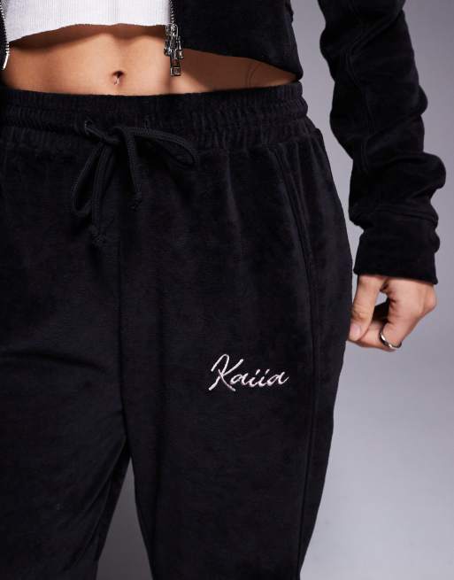 Kaiia - Pantalon de jogging d'ensemble ample en velours à logo brodé - Noir et rose pastel, 4 de 5