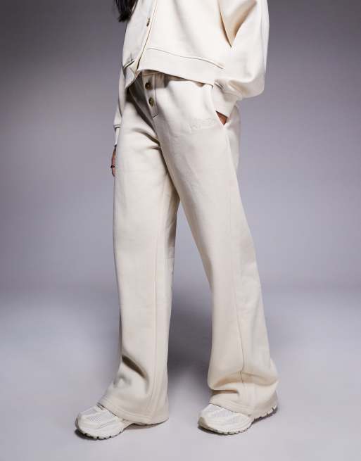 Kaiia - Pantalon de jogging d'ensemble large en coton mélangé avec détail boutons et logo brodé - Beige  , 3 de 5