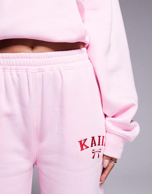 Kaiia - Pantalon de jogging d'ensemble large en coton mélangé avec logo nœud brodé - Rose et rouge  , 5 de 5