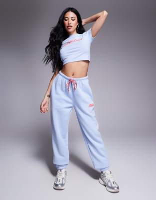 Kaiia - Pantalon de jogging d'ensemble resserré aux chevilles avec logo imprimé effet relief - Bleu clair et rouge - view 1