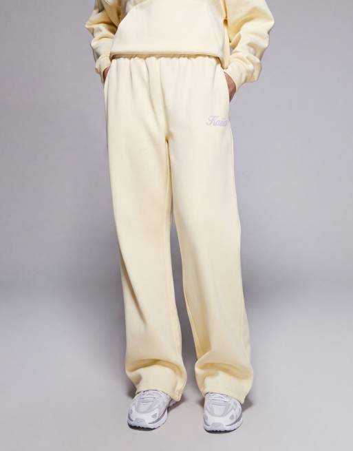 Kaiia - Pantalon de jogging large d'ensemble en coton majoritaire à logo imprimé en relief - Citron et lilas, 2 de 5