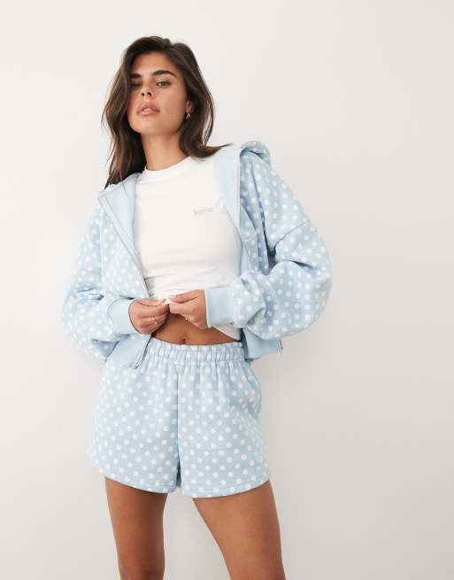 Kaiia - Coordinato in misto cotone celeste a pois con pantaloncini della tuta e felpa oversize con zip e cappuccio con logo ricamato, 2 di 3